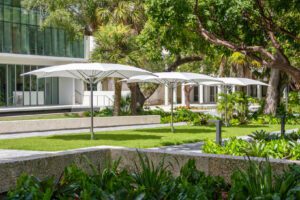 Tuuci outdoor master max crescent parasol - Luxury Furniture Mercato Interiors