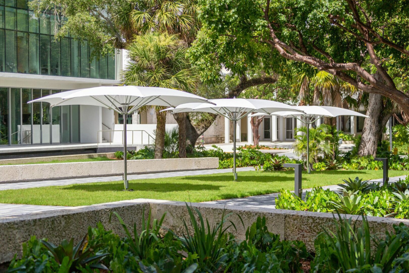 Tuuci outdoor master max crescent parasol - Luxury Furniture Mercato Interiors